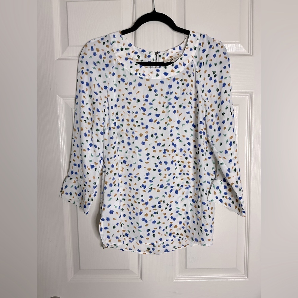 Serrín White and Blue Fitted Blouse with 3/4 Sleeves and Bib Collar - Picture 3 of 15